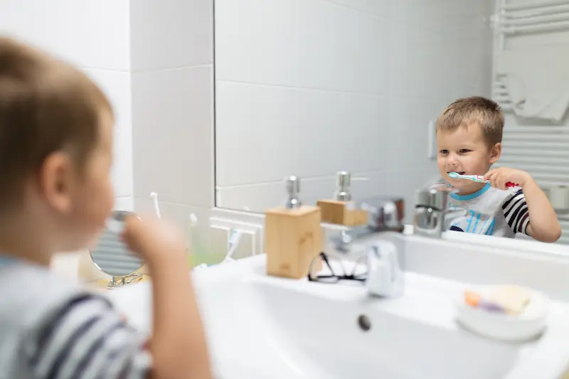 niño lavandose los dientes